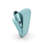 Breeze Blue IQOS ILUMA i Ger&auml;t in seinem ge&ouml;ffneten Charger	