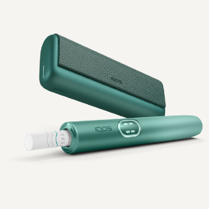 Dispositivo IQOS ILUMA i PRIME verde e il suo caricabatterie