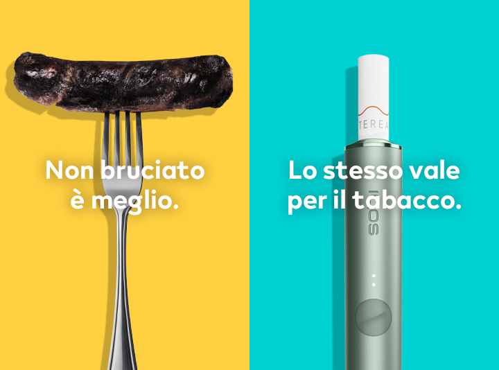 Salsiccia bruciata su una forchetta rispetto a un stick IQOS TEREA in un supporto IQOS ILUMA.