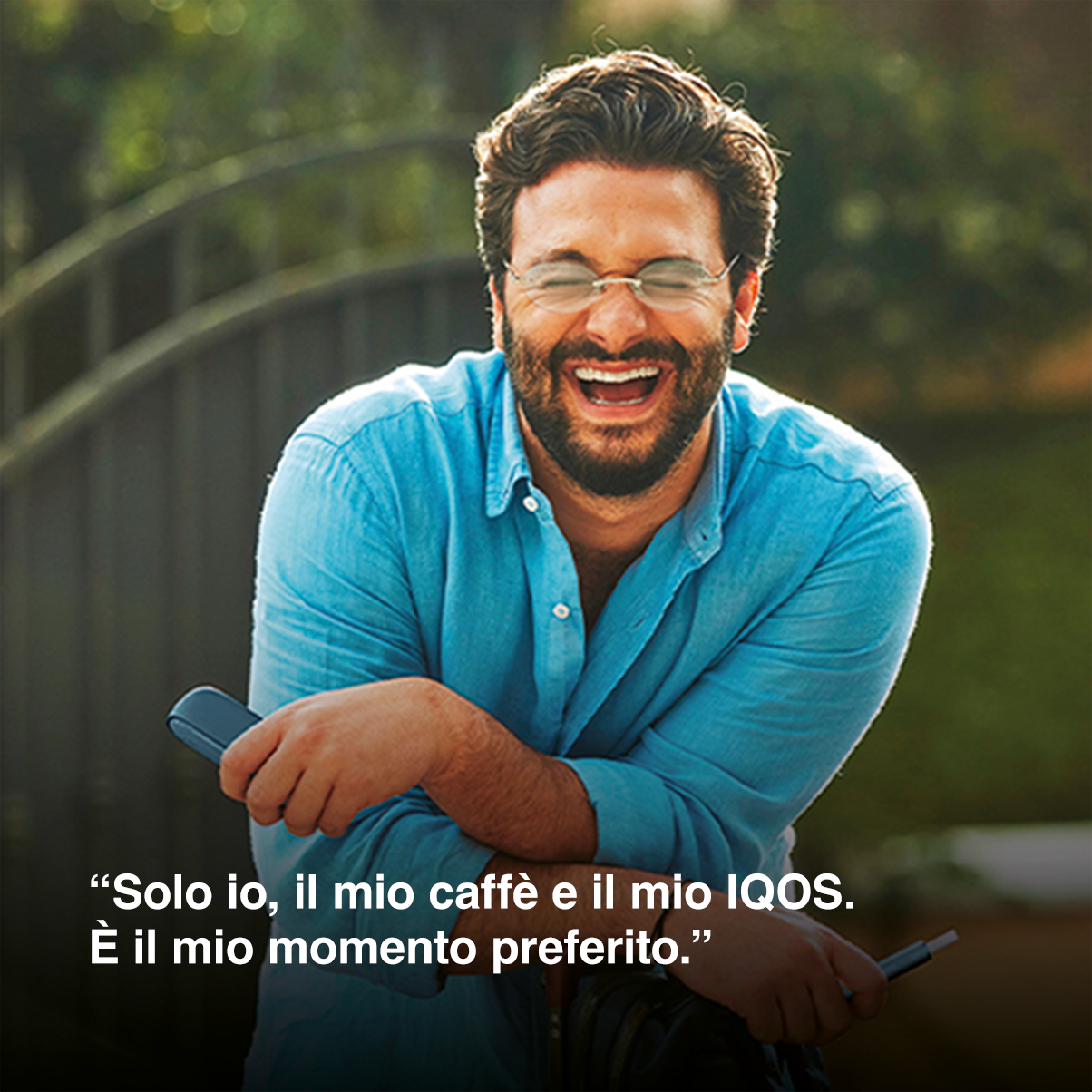 Un uomo che tiene un dispositivo IQOS.