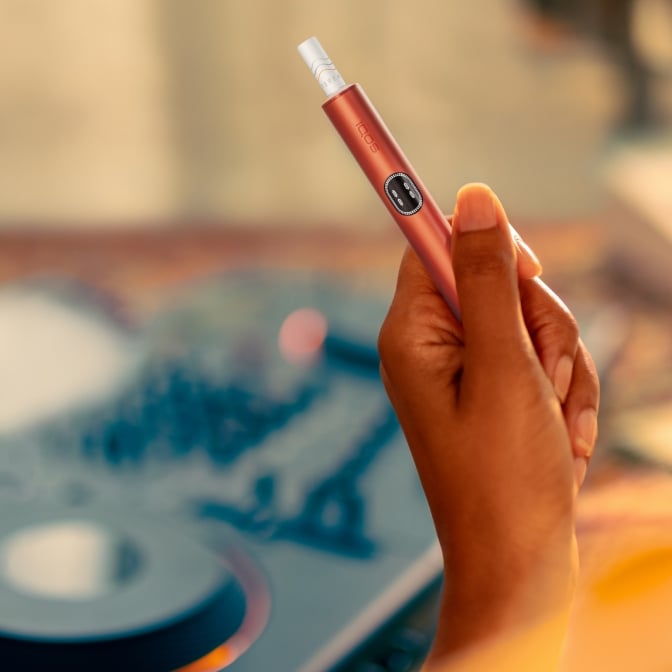 Main tenant un dispositif IQOS ILUMA i