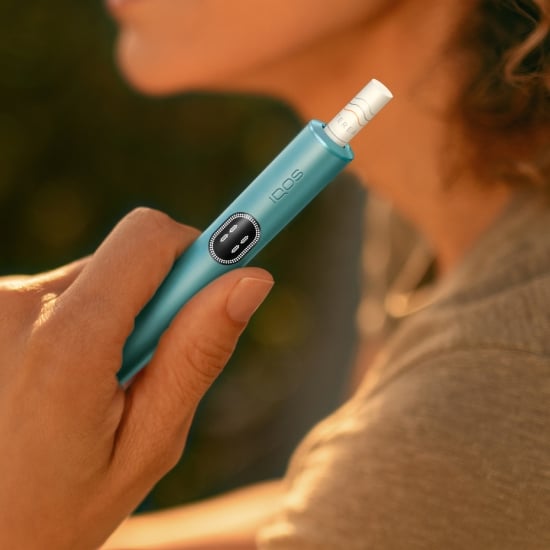 Hand, die ein IQOS ILUMA i Gerät hält