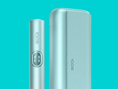 Breeze Blue IQOS ILUMA i PRIME device standing near its charger