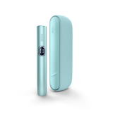 Dispositivo IQOS ILUMA i Breeze Blue e relativo Pocket Charger, in posizione verticale