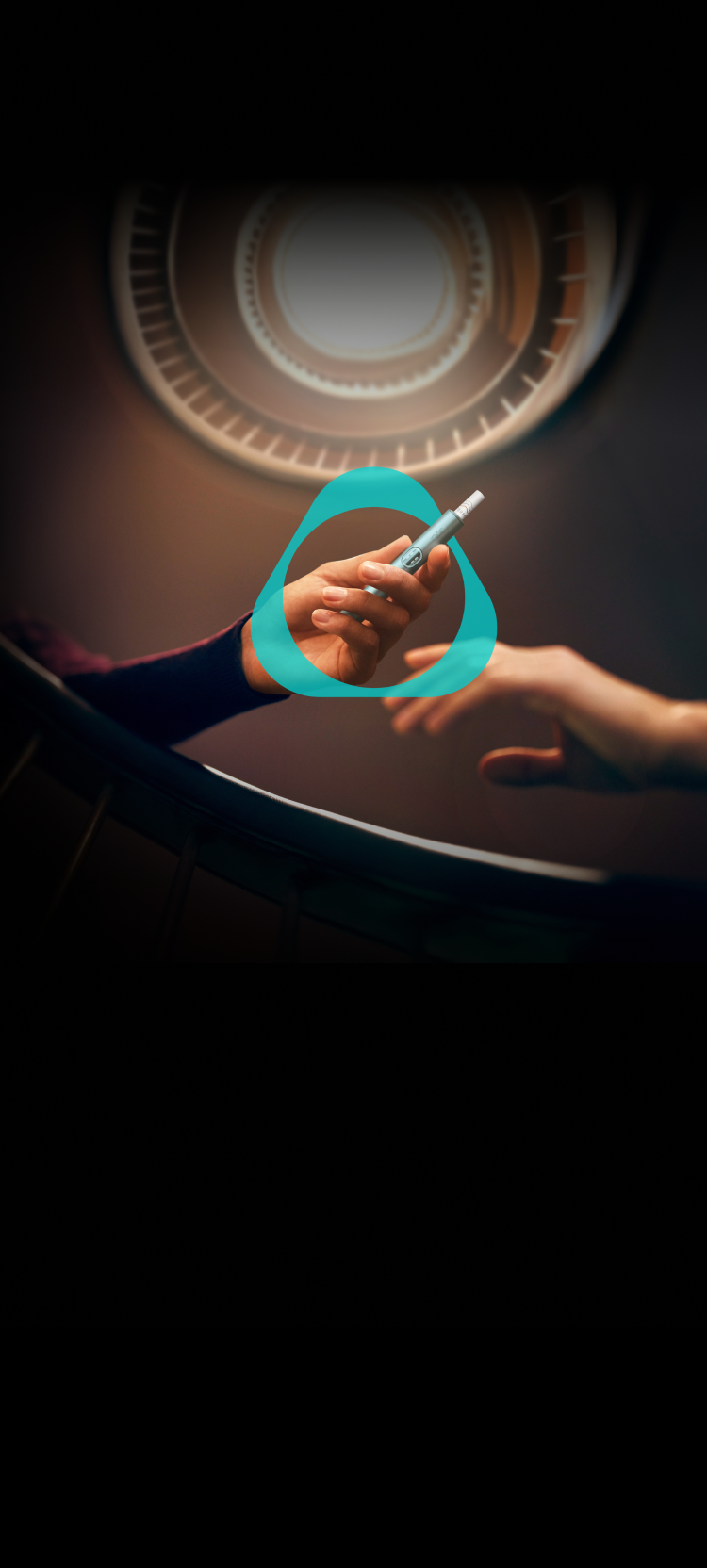 Dunkler Treppenhintergrund - Hände halten IQOS Gerät mit Tabakstick - mit IQOS Logo