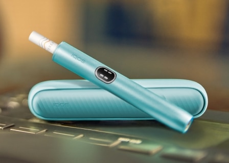 Dispositivo IQOS ILUMA i Breeze Blue sul relativo Pocket Charger