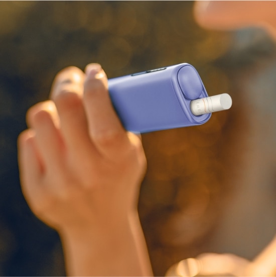 Main tenant un appareil IQOS ILUMA i ONE Violet