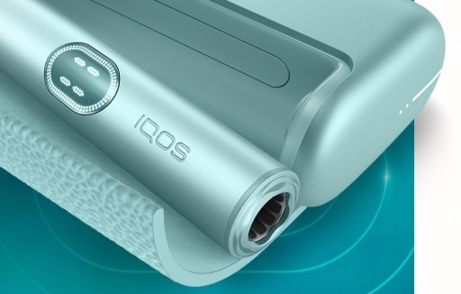 Breeze Blue IQOS ILUMA i PRIME Gerät in seinem geöffneten Charger
