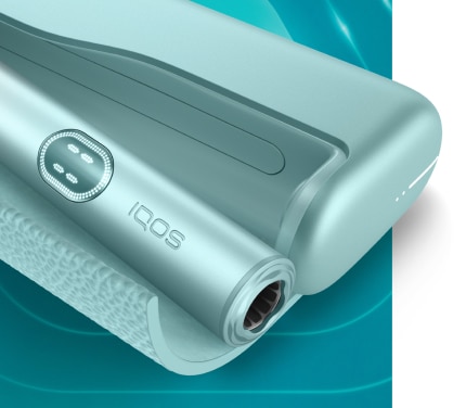 Breeze Blue IQOS ILUMA i PRIME Gerät in seinem geöffneten Charger