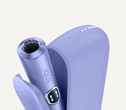 Violet IQOS ILUMA i Gerät in seinem geöffneten Charger