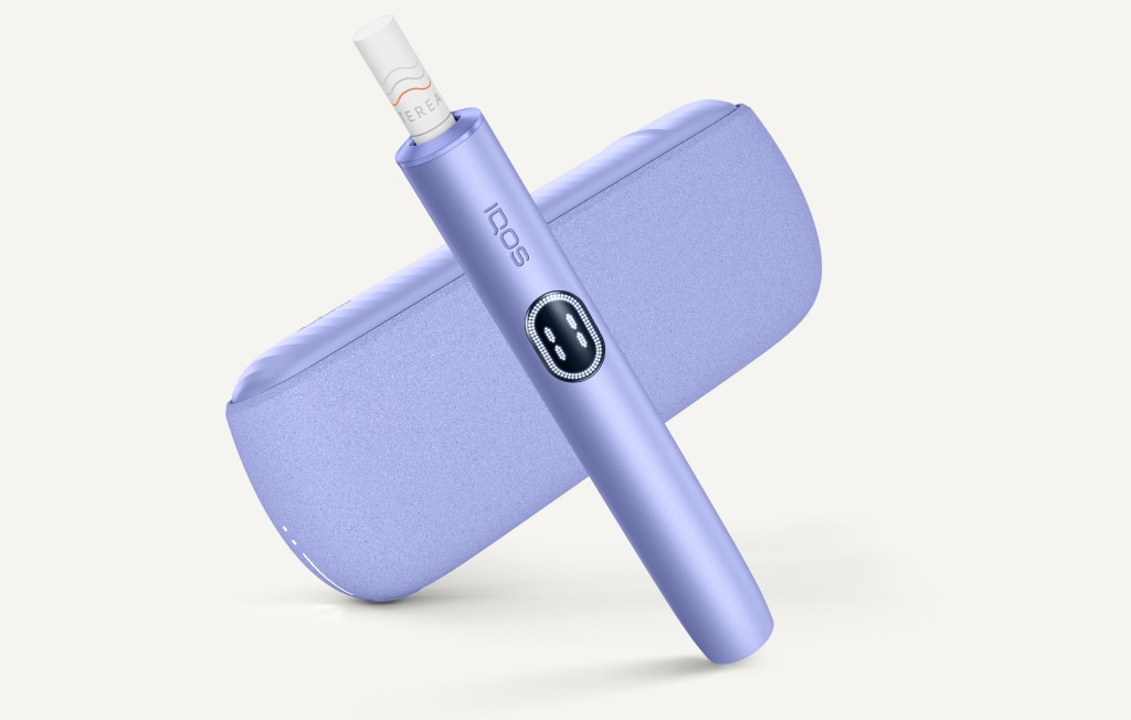 Appareil IQOS ILUMA I Violet au-dessus de son chargeur
