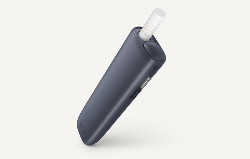 Appareil IQOS ILUMA i ONE Midnight Black, position droite inclinée