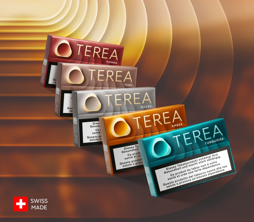 5 Päckli Terea – Turquoise, Amber, Silver, Teak und Sienna – mit einem tabakfarbenen Hintergrund, der das IQOS Key Visual zeigt.
